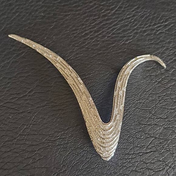 Vintage Crown Trifari Brooch Silver Tone Ribbed Ribbon Art Deco Design 50's 60's - Picture 6 of 6